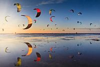 kitesurfers kort voor zonsondergang op de Zandmotor vlakbij Den Haag