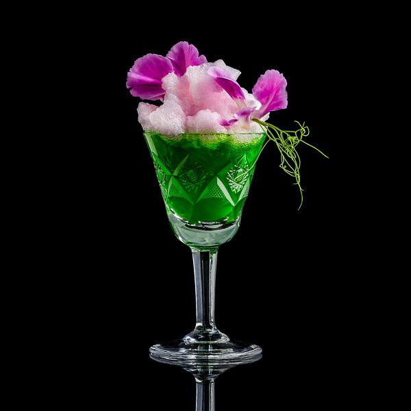 Leuchtend grüner Cocktail mit Blumen von Corrine Ponsen