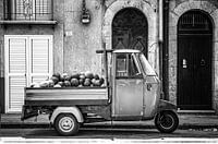 Ein Piaggio Ape voll mit Melonen in Sizilien in Italien.