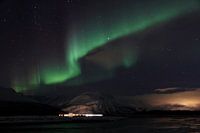 Aurora Borealis mit Dorf in Nordnorwegen