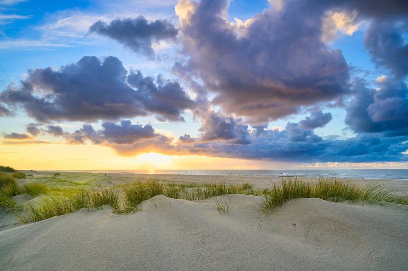 Sonnenuntergang am Strand von Texel mit Sanddünen im Vordergrund von Sjoerd van der Wal Fotografie