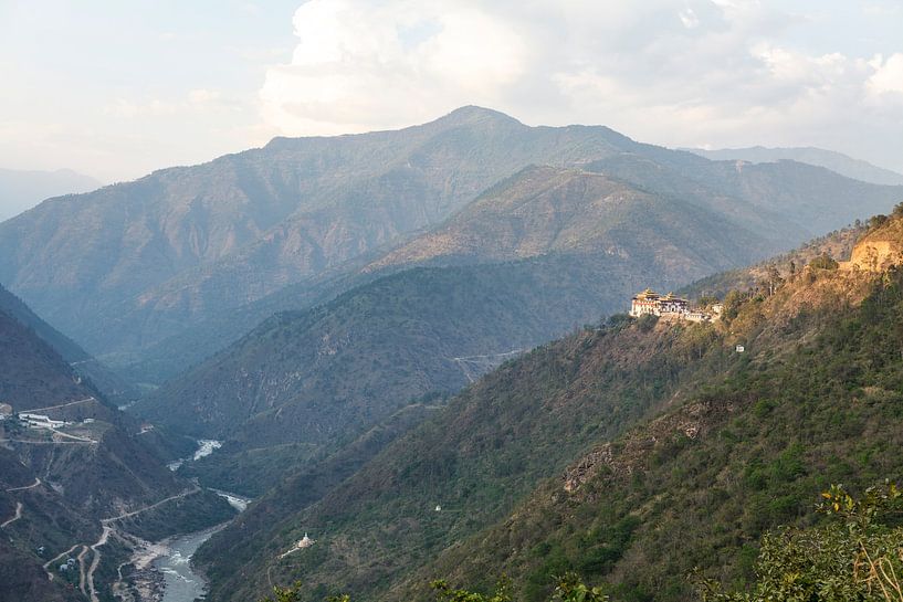 Paysage de montagne au Bhoutan avec vue sur le monastère Trashigang Dzong par WorldWidePhotoWeb