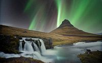 Kirkjufell et Kirkjufellsfoss en Islande avec des aurores boréales