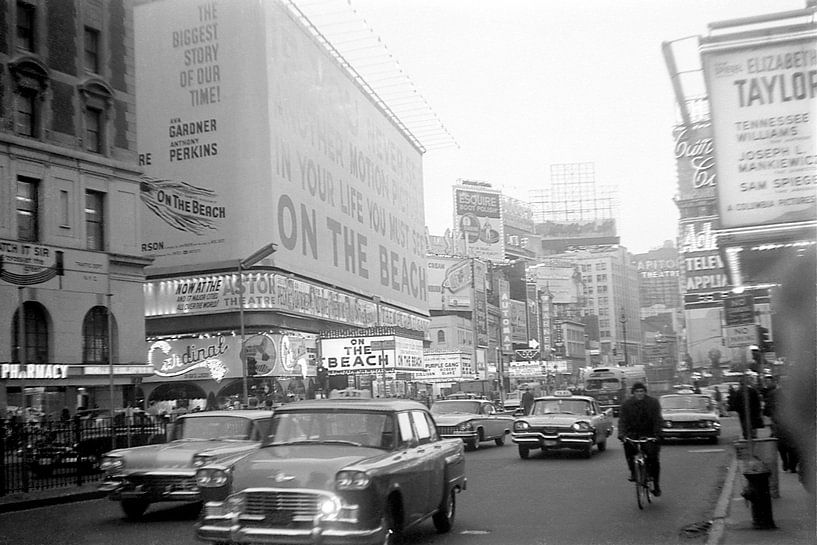 New York City, street-scene, Oldtimer 1956 von Timeview Vintage Images