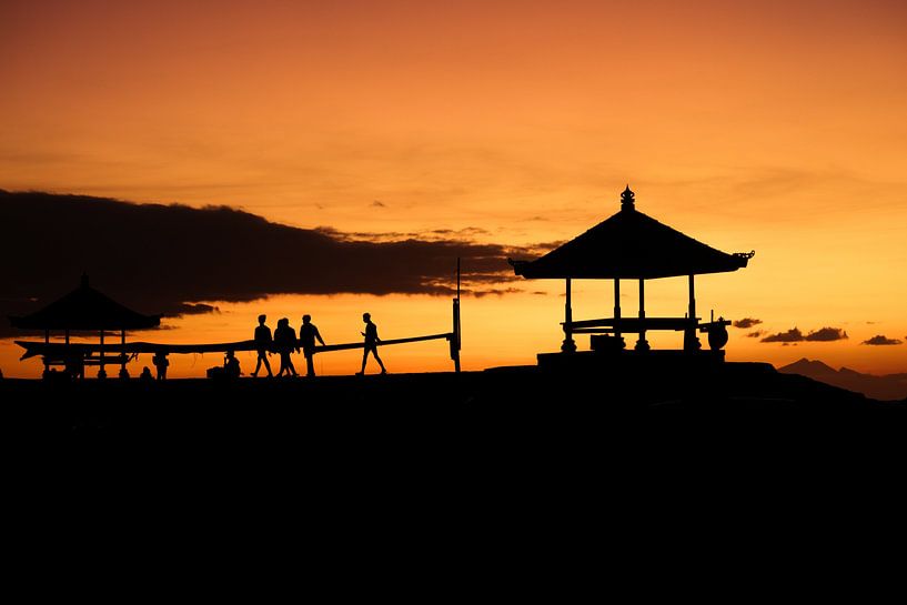 Maison de plage traditionnelle au lever du soleil sur la plage de Sanur à Bali, en Indonésie. par Jeroen Langeveld, MrLangeveldPhoto