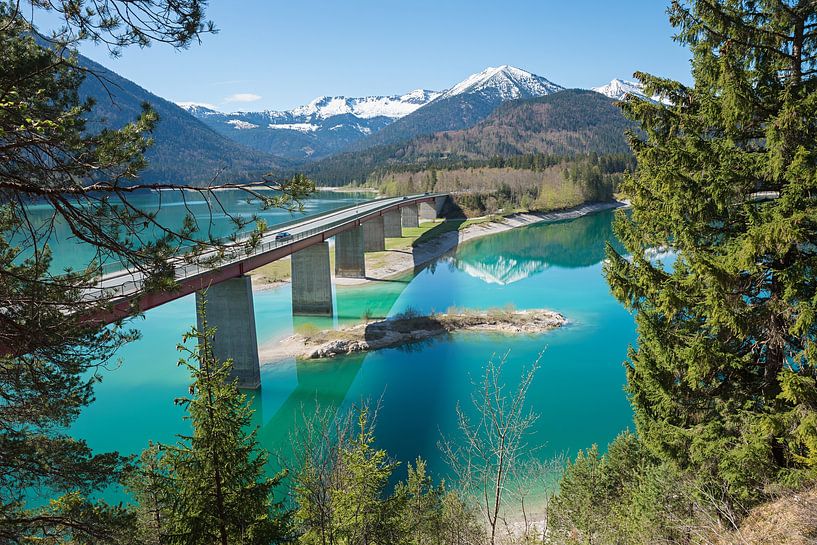 blaugrüner Sylvensteinsee mit Brücke von SusaZoom