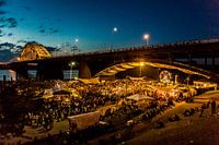 Waalbrug met festival De Kaaij in Nijmegen