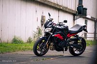 Triumph Naked Sport im industriellen Umfeld