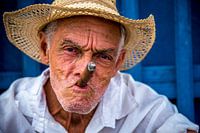 Kubanischer Mann mit kubanischer Zigarre