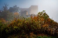 Ruine der Lobdeburg im Herbst bei Nebel