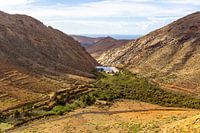 Paysage avec montagnes volcaniques et réservoir à Fuerteventura