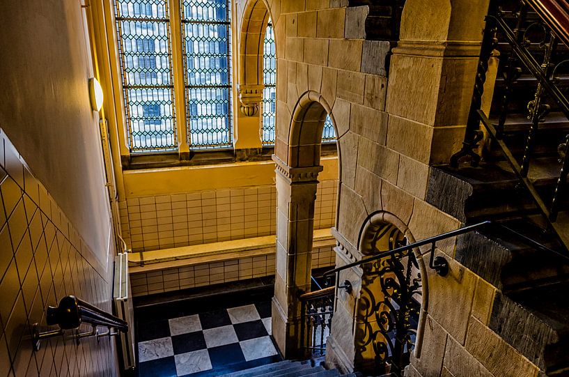 Een trappenhuis in Magna Plaza von Don Fonzarelli