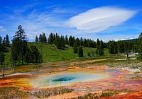 Lenticularis Wolke über heißer Quelle im Yellowstone Nationalpark