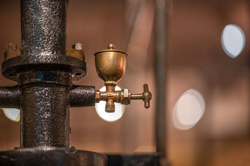 Ölwanne und Überlauf mit unscharfem Hintergrund von Harrie Muis