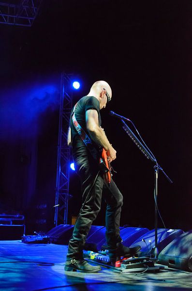 Joe Satriani geconcentreerd. par Don Fonzarelli