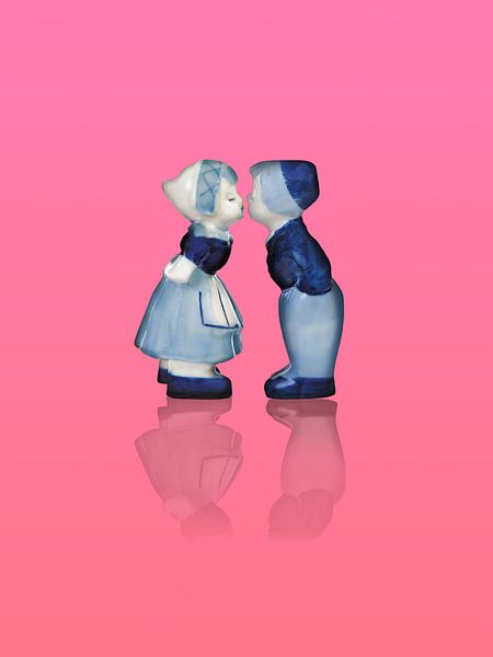 Delft blue kissing couple. Man and woman, pink by Mijke Konijn