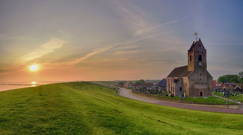 Wierum Kirche bei Sonnenaufgang von John Leeninga