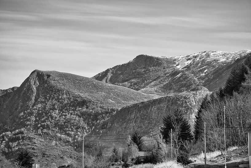 Norwegisches Hochgebirge, verschneite Berge und Landschaft von Martin Köbsch