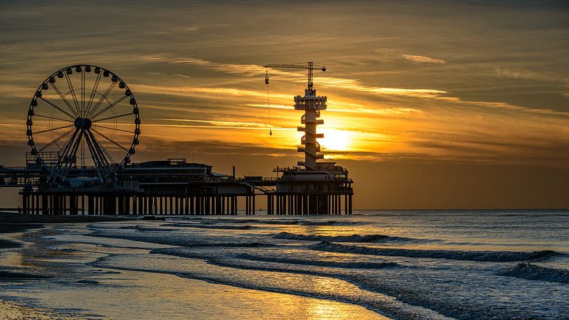 Sonnenuntergang am Pier von Scheveningen. von Jaap van den Berg