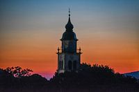 Kirchturm in Vipava, Slowenien, bei Sonnenuntergang