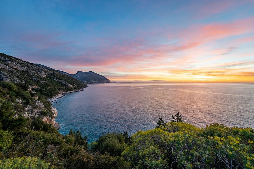 Sonnenaufgang am Strand an der Küste Sardiniens von Leo Schindzielorz