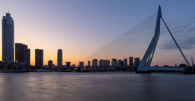 Le pont Erasmus et la ligne de ciel du centre ville de Rotterdam la nuit par Bram Lubbers