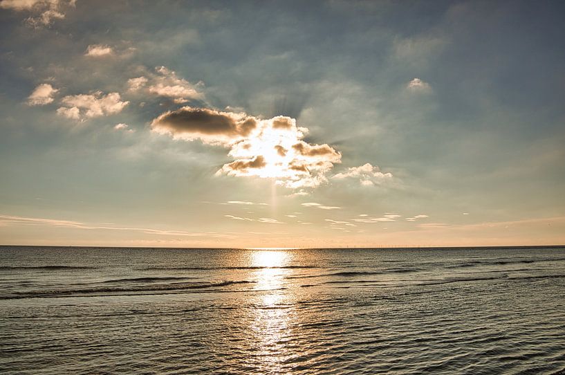 Sur la plage de Blåvand au coucher du soleil sur la mer par Martin Köbsch