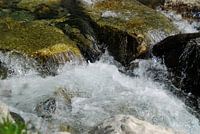 Bevroren stromend water