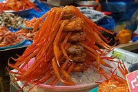 Gestapelte Krabben auf dem Markt