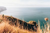 Goldener Sonnenuntergang über der Steilküste von étretat, Frankreich.