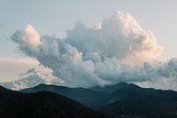 Nuages au-dessus des montagnes pendant le coucher du soleil, Italie