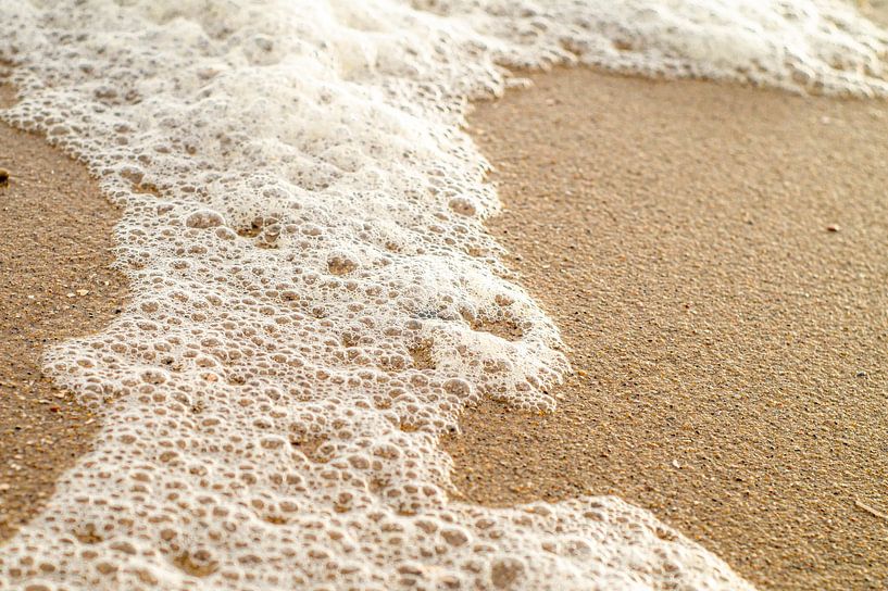 Schäumender Strand von Josine Claasen