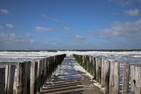 Uitzicht tussen de strekdammetjes op zee