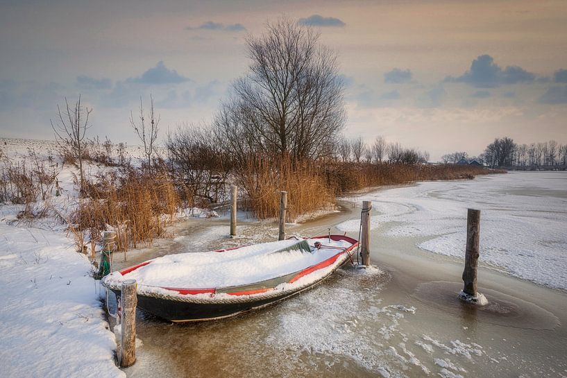 Winterlandschaft mit Ruderboot im Eis von Peter Bolman