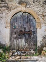 Altes verfallenes Tor mit verrostetem Schloss