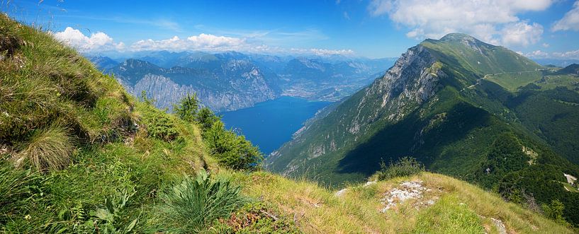 belle vue du mont baldo sur la ville de riva et garda par SusaZoom