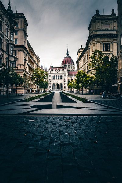 Deep Budapest, photo de rue contrastée avec vue sur le Parlement par Fotos by Jan Wehnert