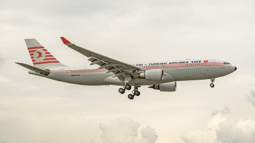 Landung des Airbus A330-200 der Turkish Airlines. von Jaap van den Berg