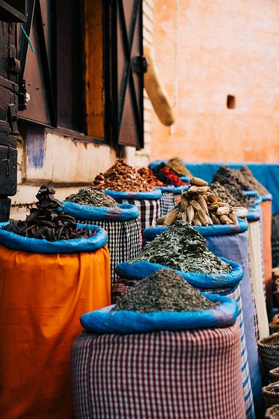 Farbenfroher Gewürzmarkt in Marrakech von Dave Adriaanse - Photography