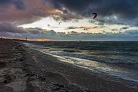 Kitesurfen bei Sonnenuntergang