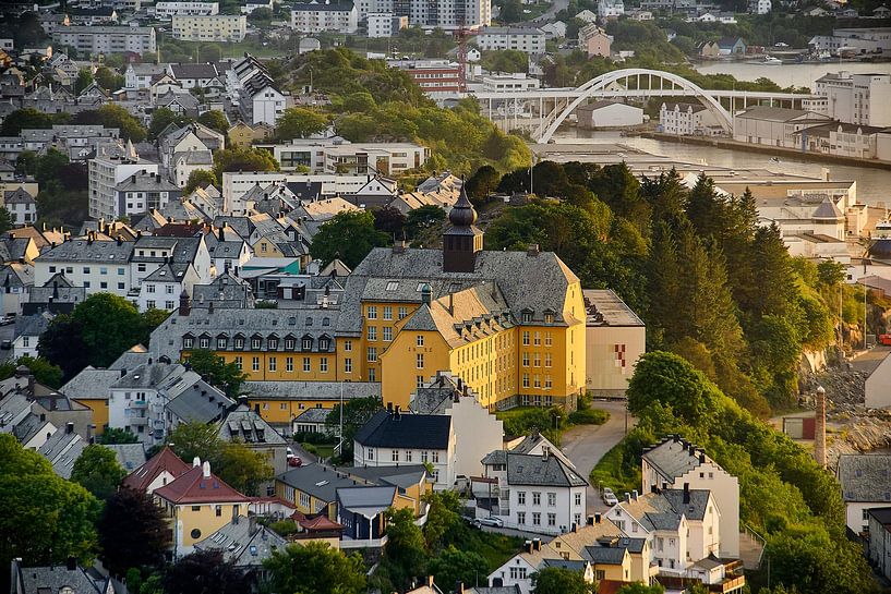 Centre-ville d'Ålesund au coucher du soleil, pris depuis le mont Aksla, Norvège par qtx