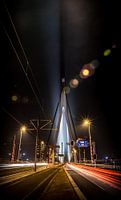 Nacht foto van de Erasmusbrug in Rotterdam met lighttrails van het verkeer