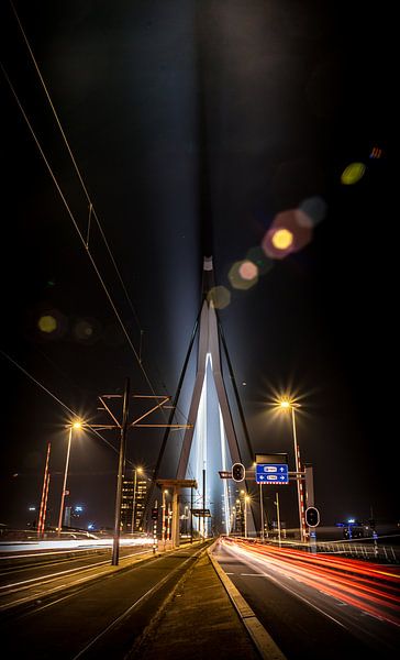 Nacht foto van de Erasmusbrug in Rotterdam met lighttrails van het verkeer von Atelier van Saskia