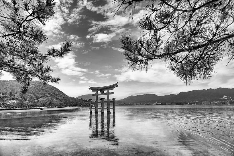 Historischer Itsukushima-Schrein auf der Insel Miyajima | monochrom von Melanie Viola