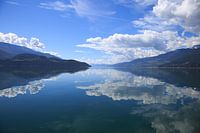 Le silence de l'autre côté - Le lac de montagne sous l'air et la lumière