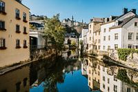 Die Stadt Luxemburg, mit dem Fluss Alzette im Vordergrund