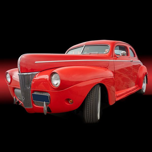 Voiture rouge futile sur fond noir par mike van schoonderwalt