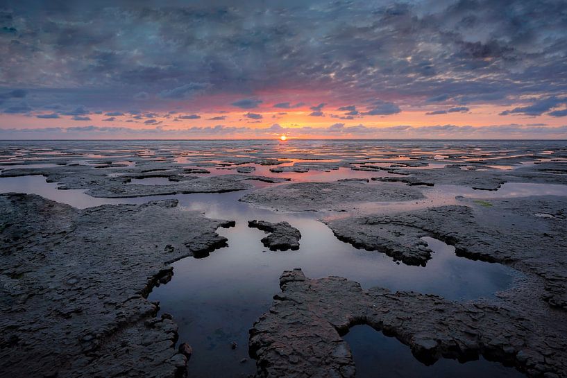 Sonnenuntergang auf dem Wattenmeer bei Koehool von Thea.Photo