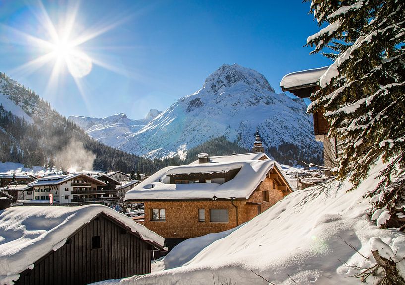 Sonnenverwöhntes Lech am Arlberg im Winter von Ralf van de Veerdonk