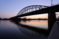 Pont de John Frost sur le Rhin inférieur près d'Arnhem après le coucher du soleil